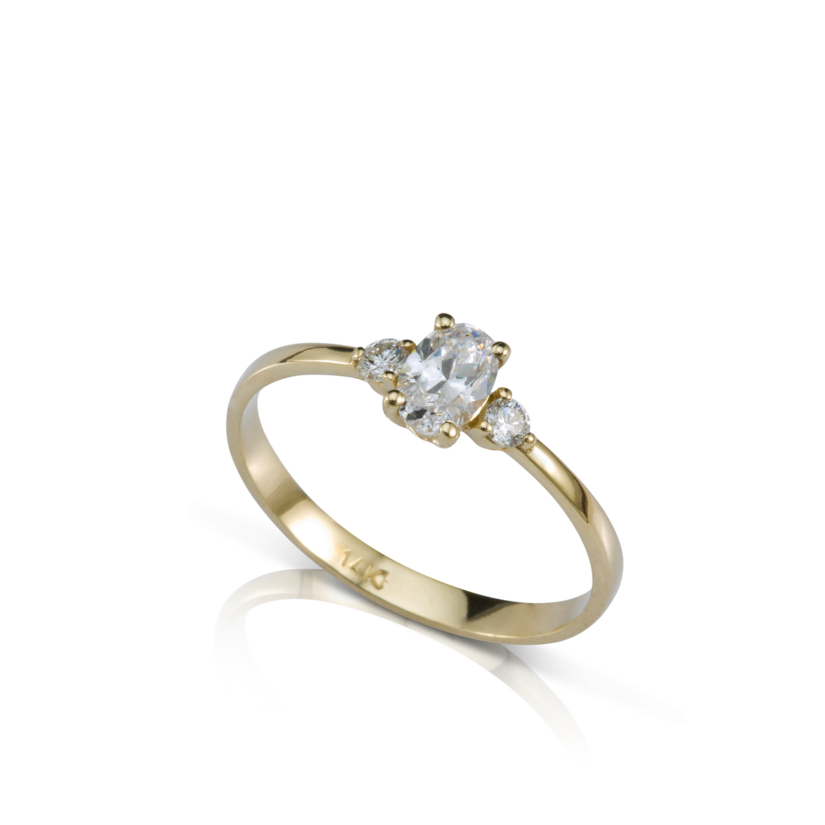 Oval shaped diamond engagment ring