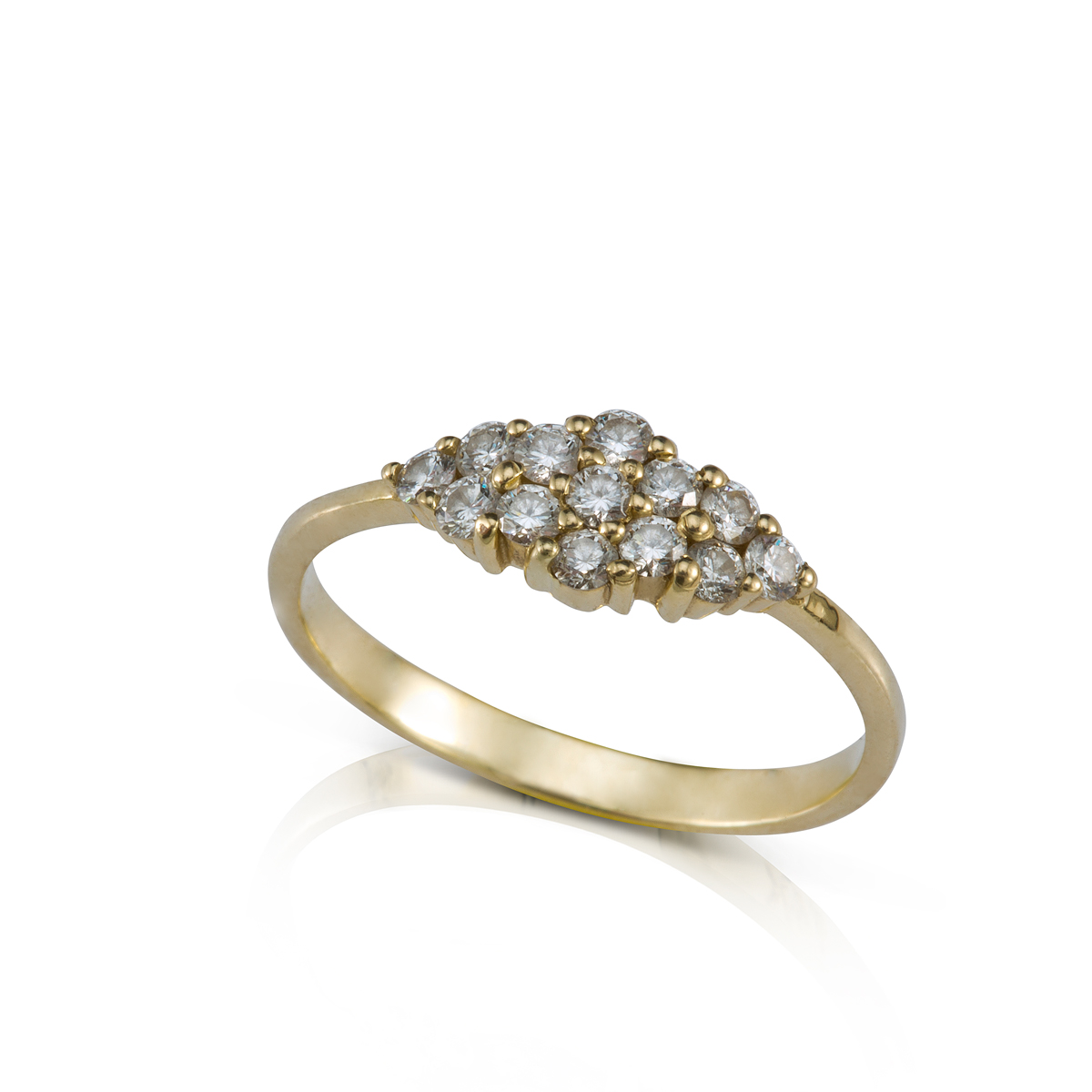 Impressive and sparkling gold and diamond ring