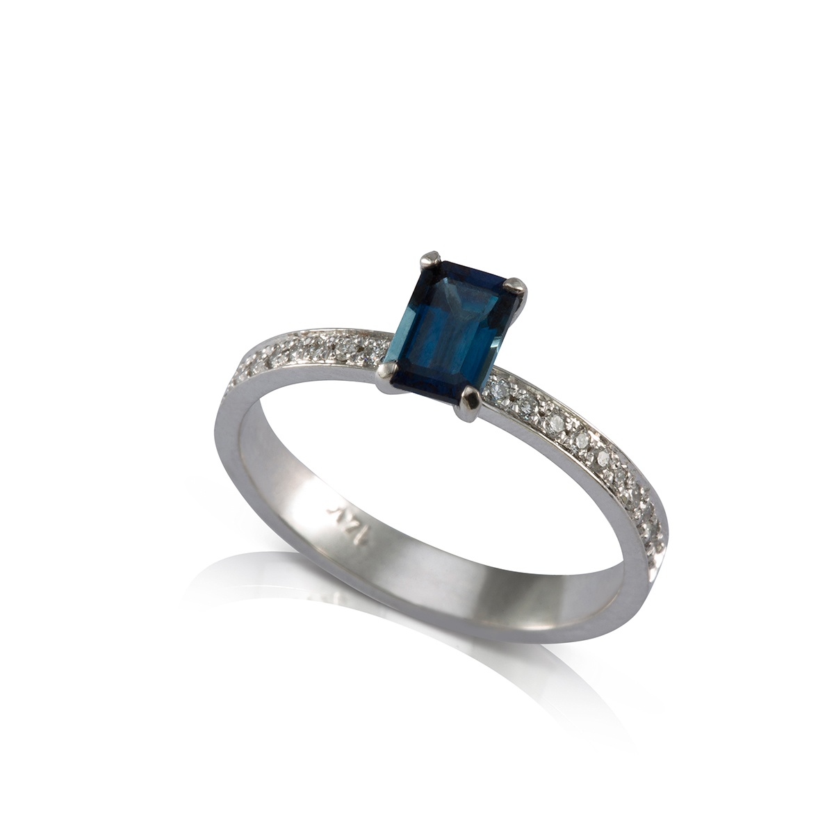 Solitaire ring with rectangular sapphire and diamonds